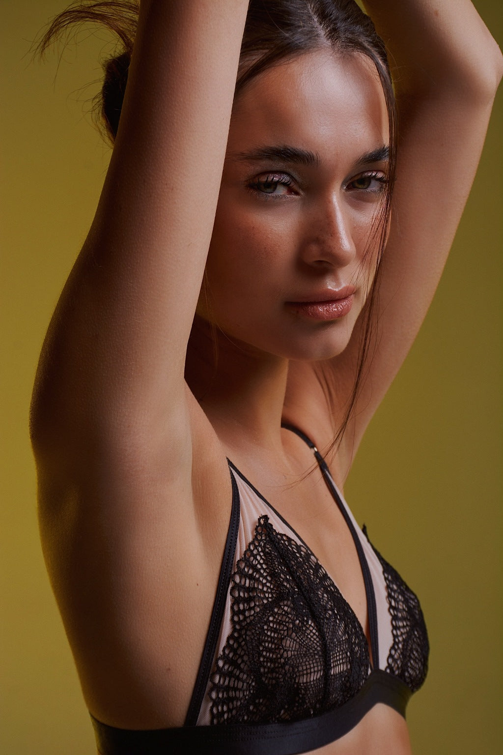 Conjunto bralette con triángulo sin armado en tul y puntilla - A1216